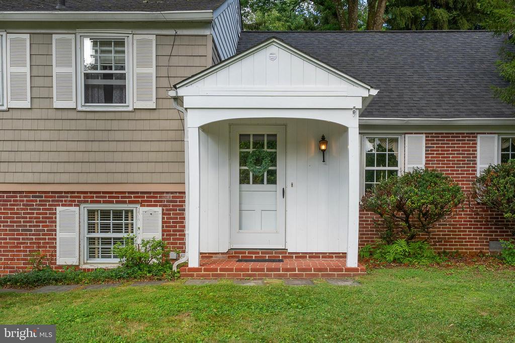 302 EARLES LANE