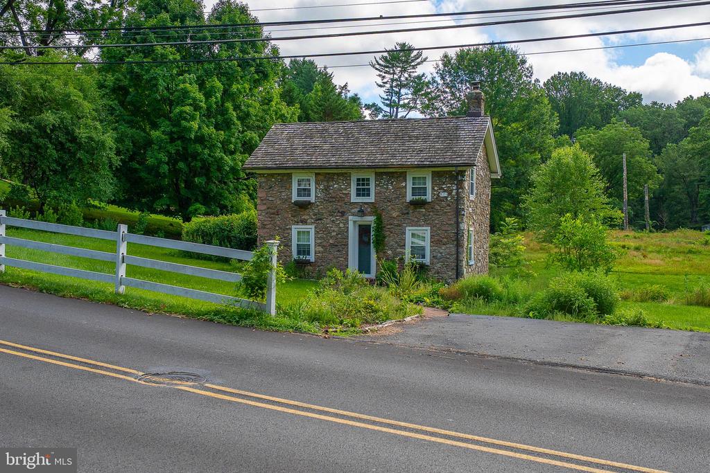 302 EARLES LANE