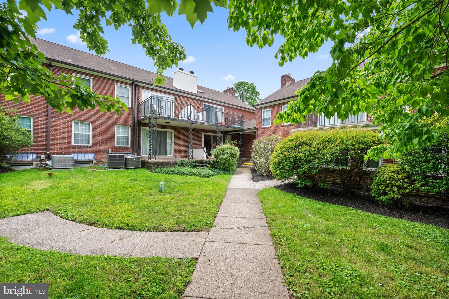 922 Montgomery Ave #E2