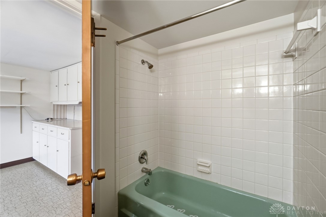 386 Silvertree Lane