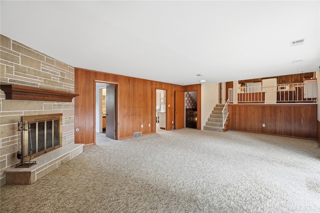 386 Silvertree Lane