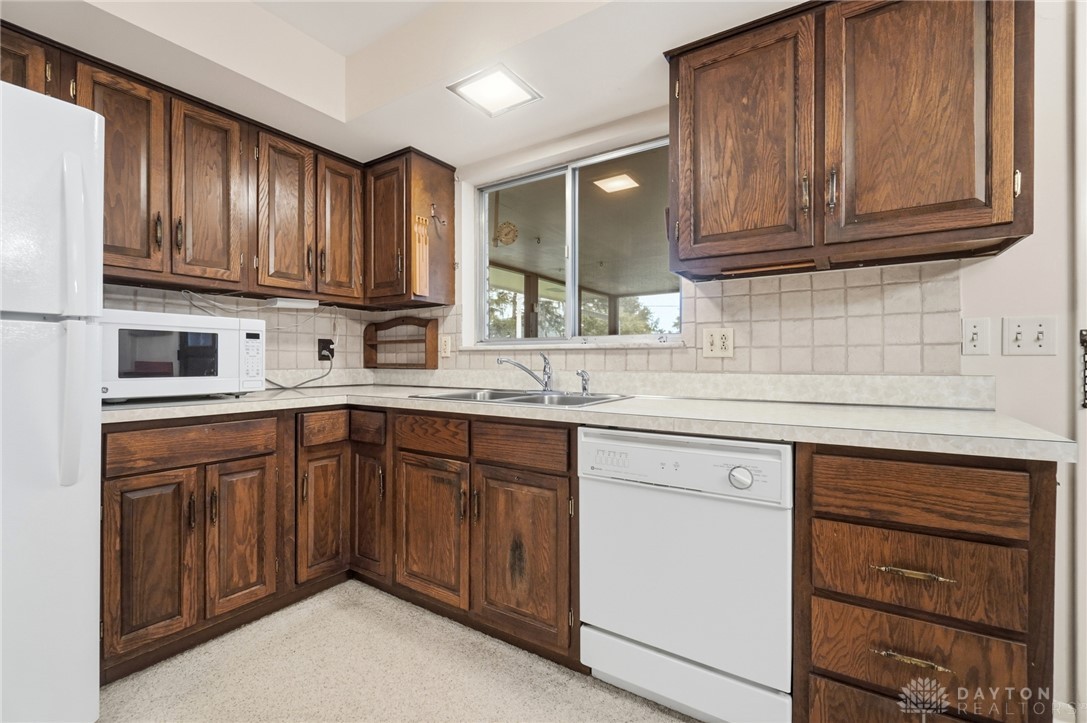 386 Silvertree Lane