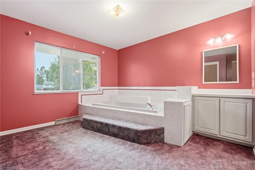 386 Silvertree Lane