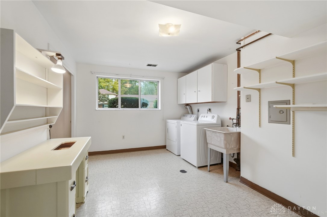 386 Silvertree Lane