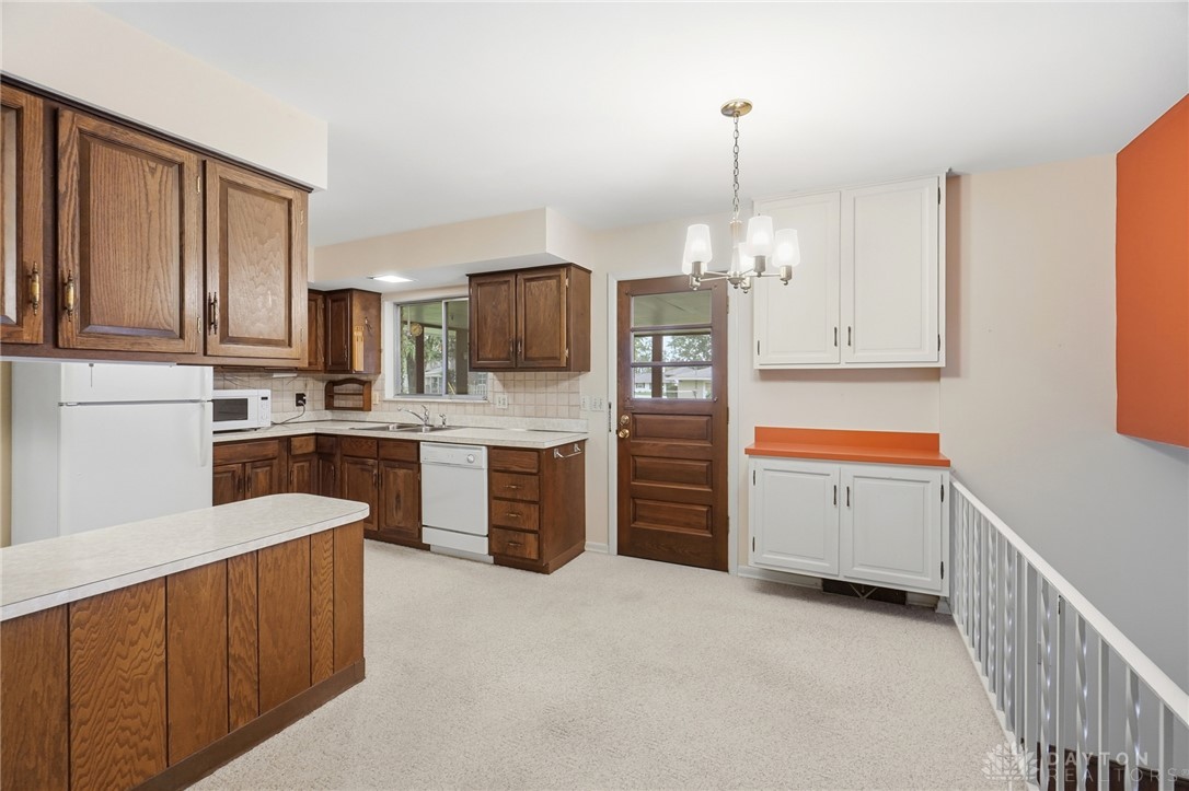 386 Silvertree Lane