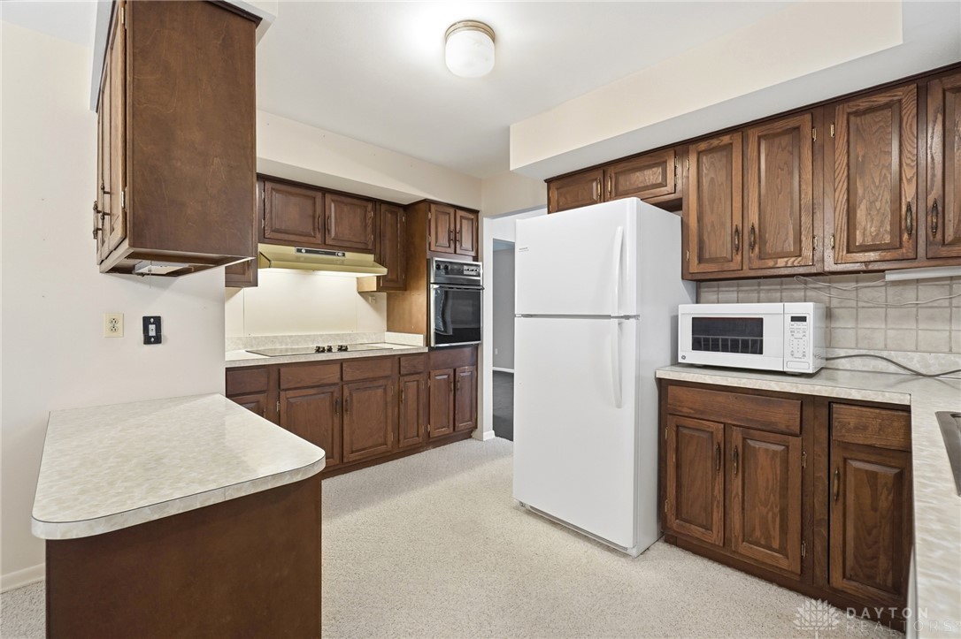 386 Silvertree Lane