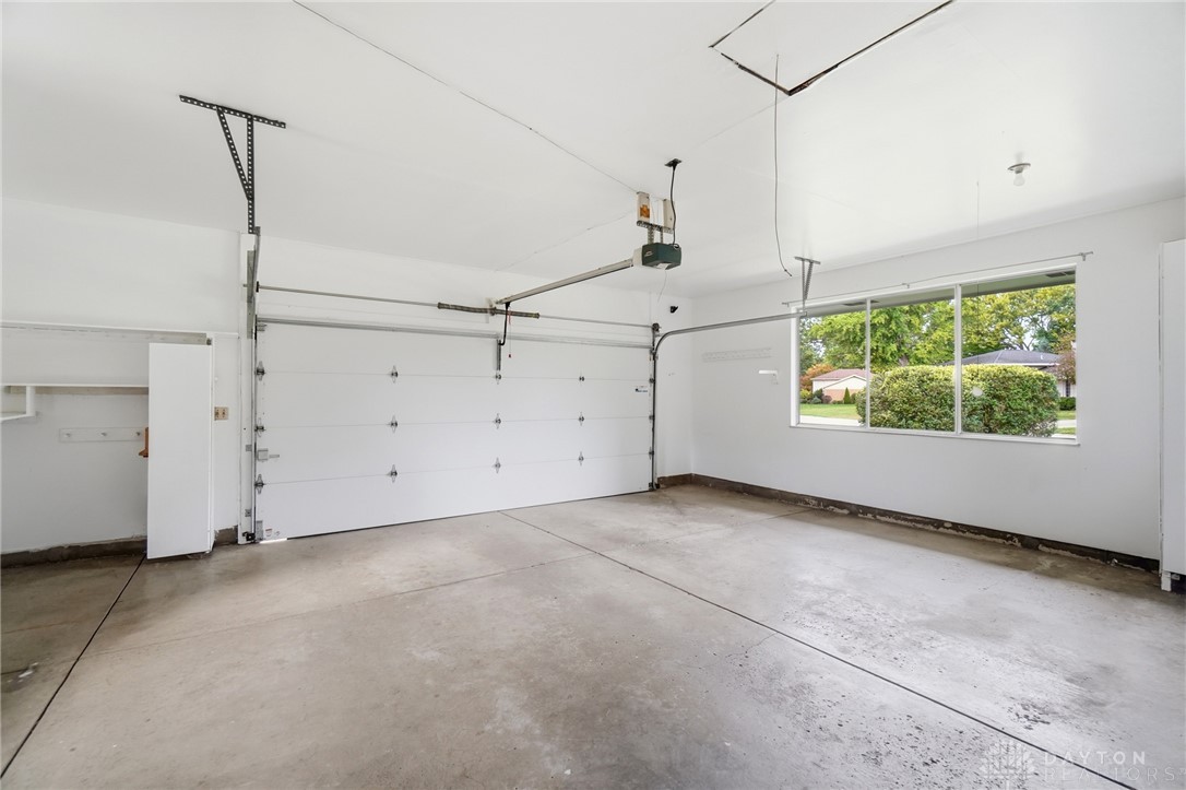 386 Silvertree Lane