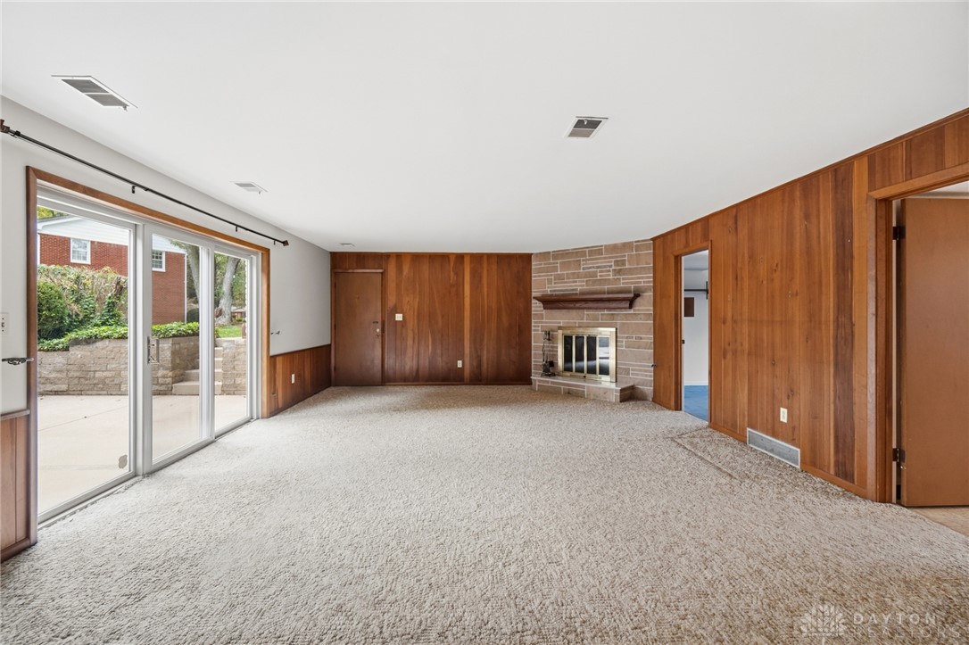 386 Silvertree Lane