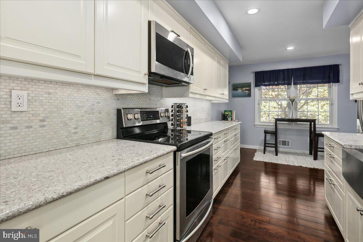 9623 BLAKE LANE