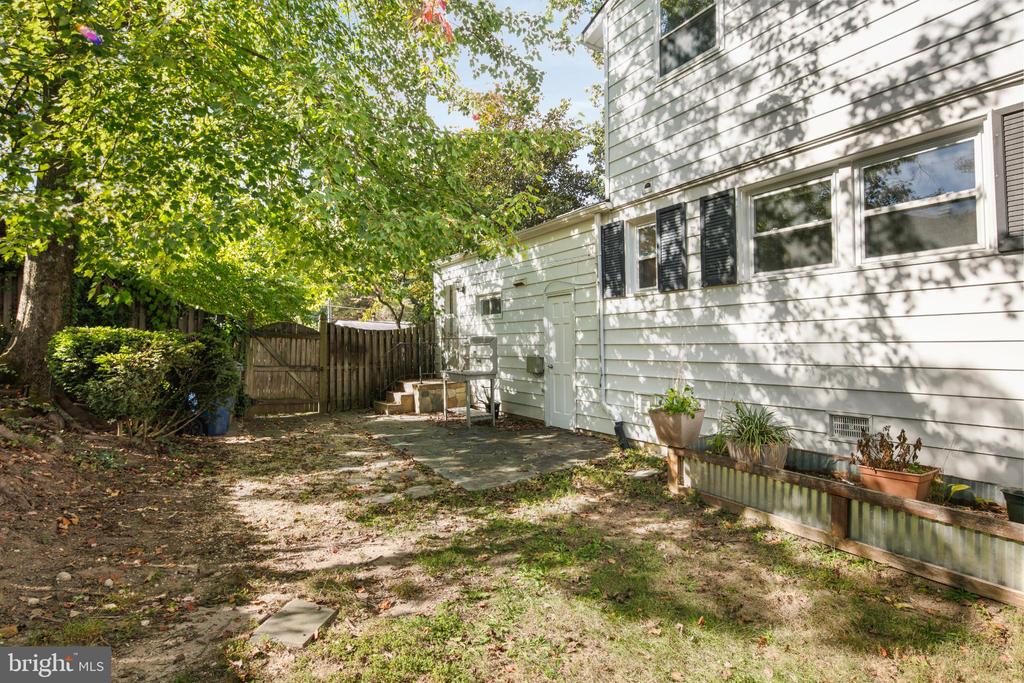 6381 LAKEWOOD DRIVE