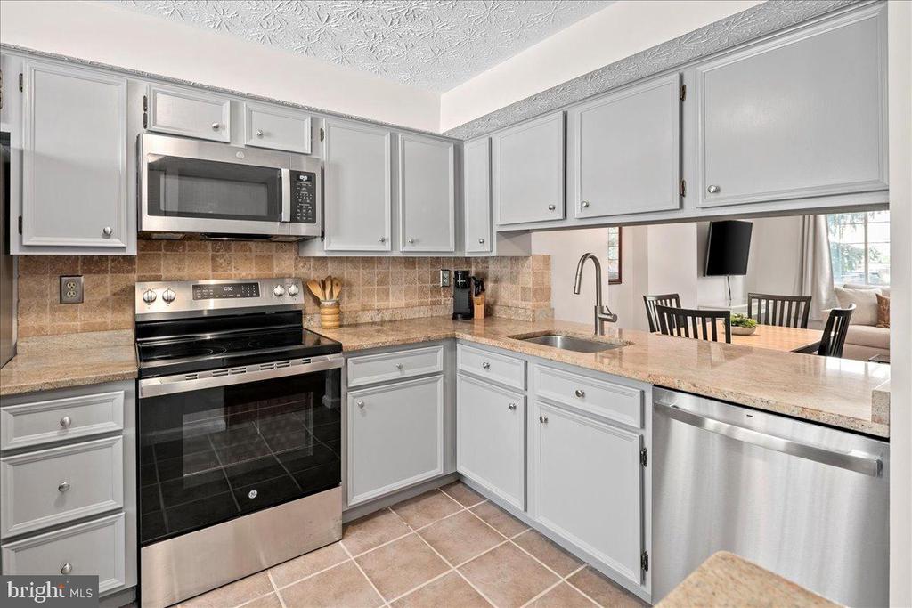 1642 HARVEST GREEN COURT