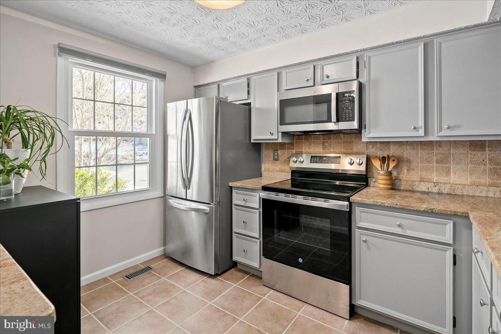 1642 HARVEST GREEN COURT