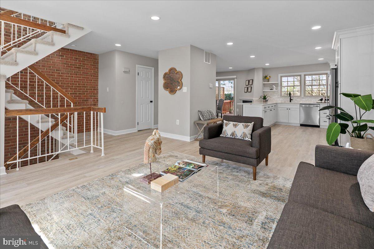 2872 SUTTON OAKS LANE