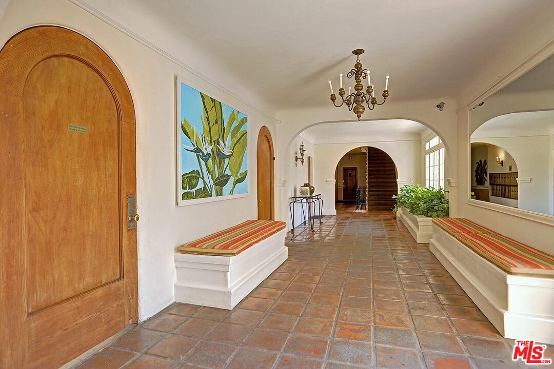 1345 N Hayworth Ave Unit: 1