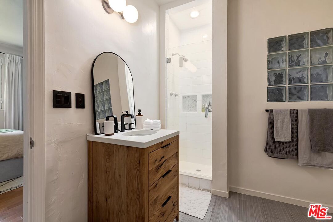 1345 N Hayworth Ave Unit: 1