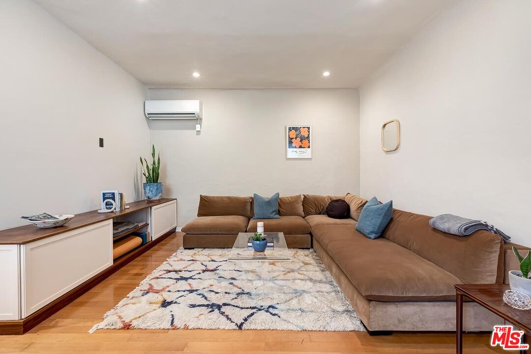 1345 N Hayworth Ave Unit: 1