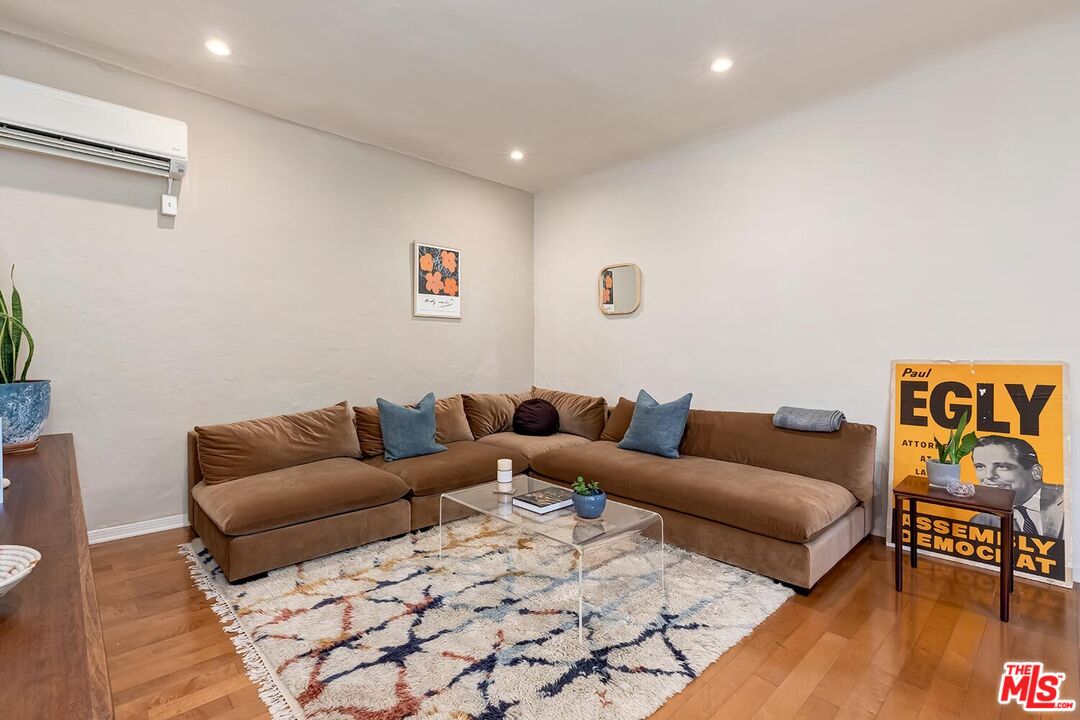 1345 N Hayworth Ave Unit: 1