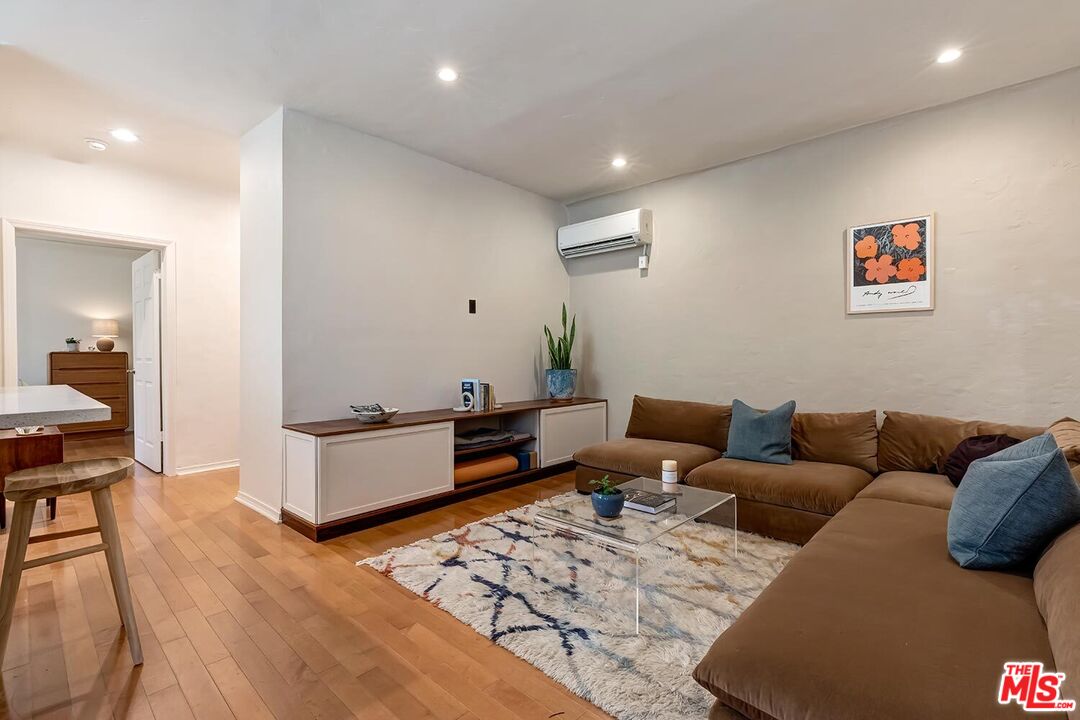 1345 N Hayworth Ave Unit: 1