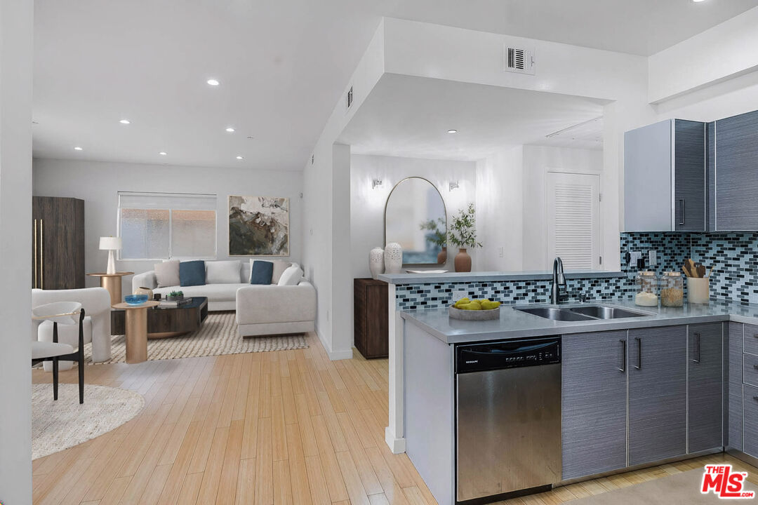 966 S St Andrews Pl Unit: 104