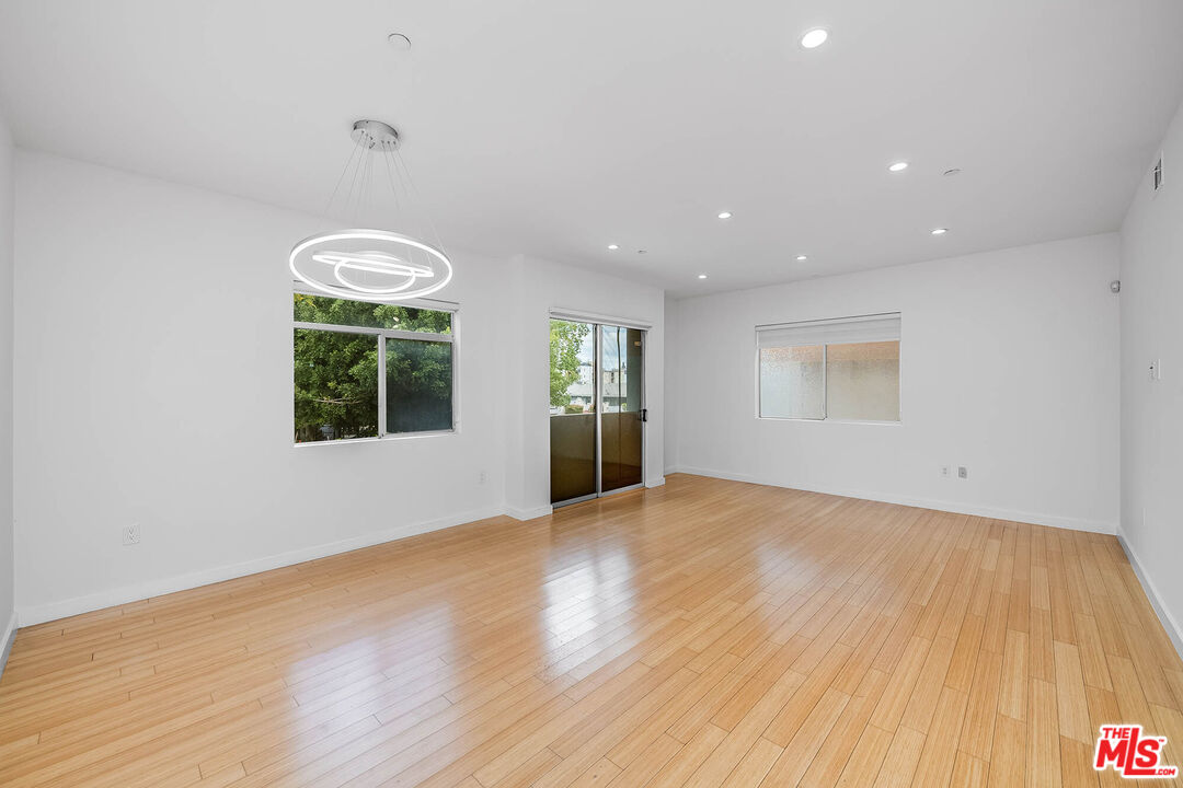 966 S St Andrews Pl Unit: 104