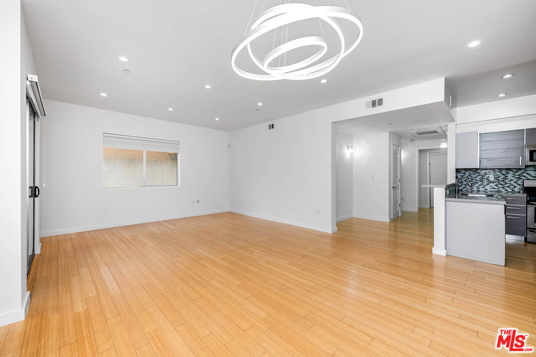 966 S St Andrews Pl Unit: 104