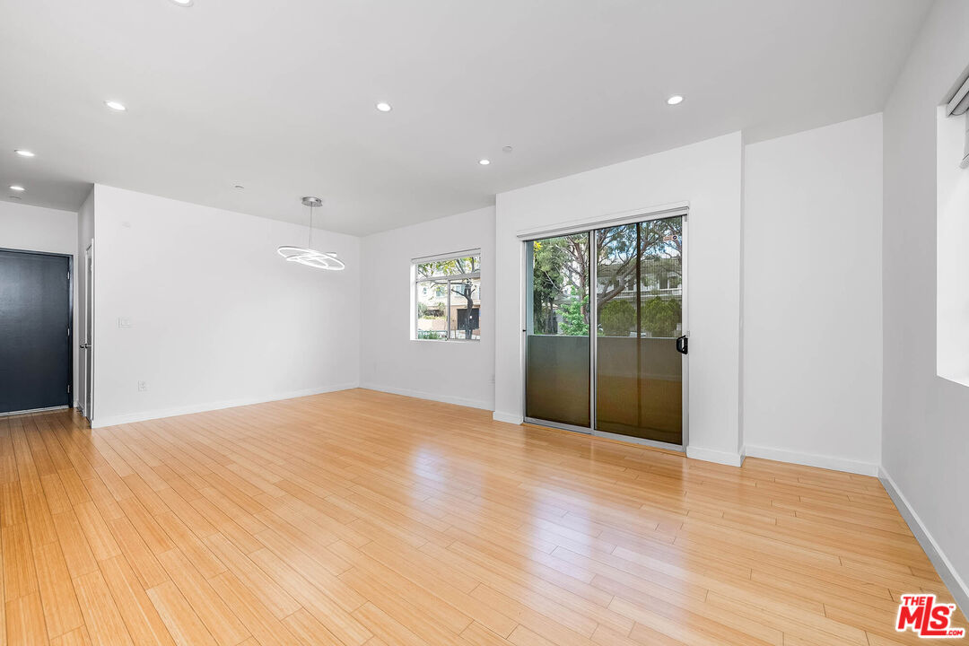 966 S St Andrews Pl Unit: 104
