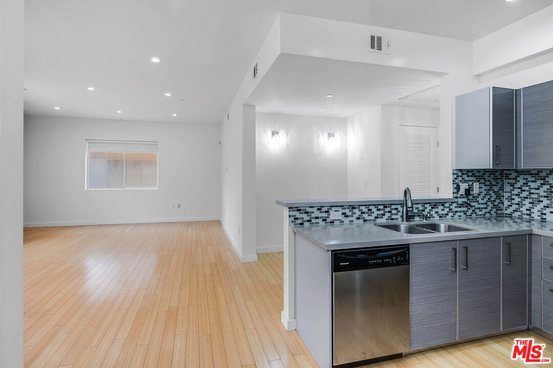 966 S St Andrews Pl Unit: 104