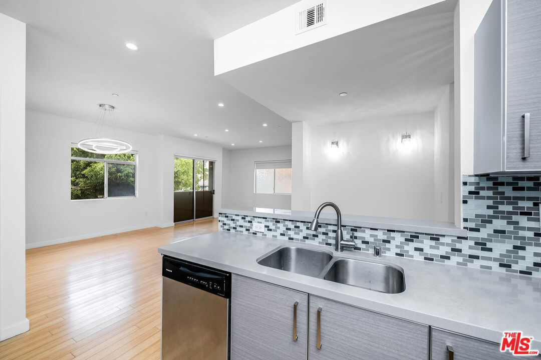966 S St Andrews Pl Unit: 104