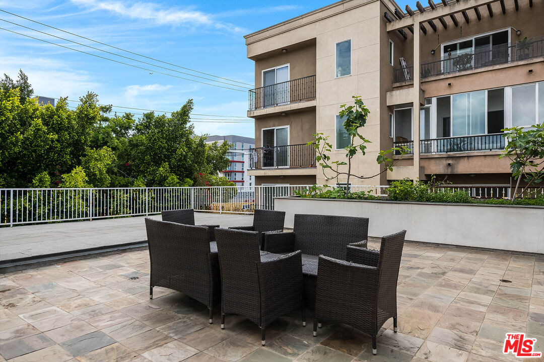 966 S St Andrews Pl Unit: 104