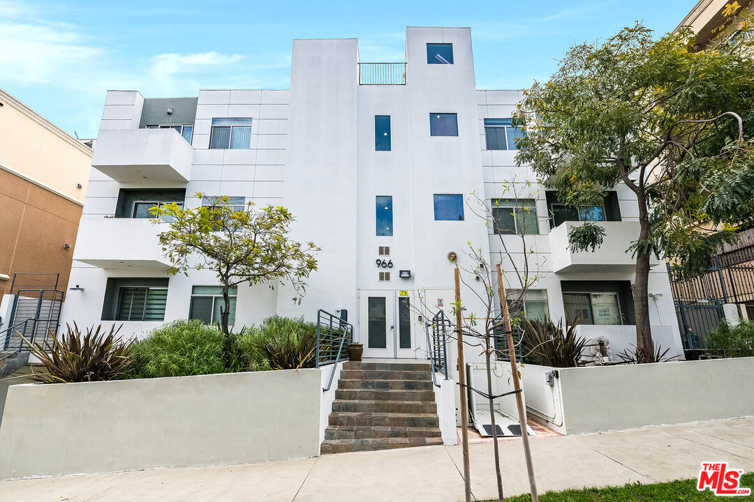 966 S St Andrews Pl Unit: 104