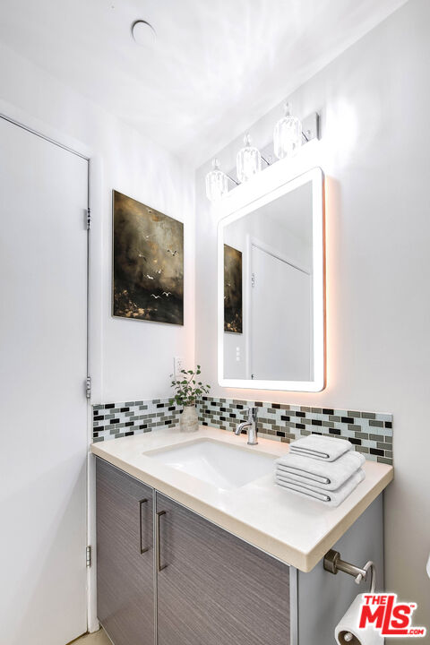 966 S St Andrews Pl Unit: 104
