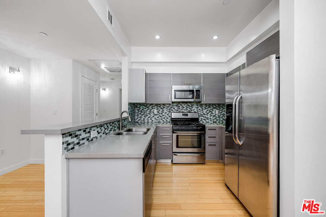 966 S St Andrews Pl Unit: 104