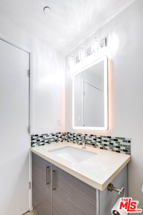 966 S St Andrews Pl Unit: 104