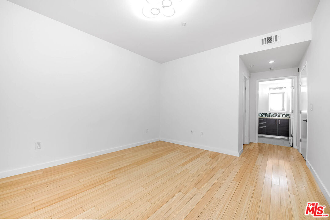 966 S St Andrews Pl Unit: 104