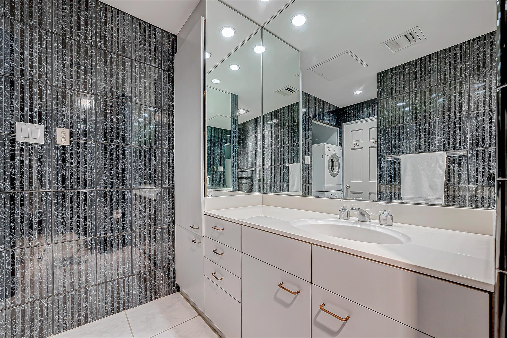 1111 Hermann Drive # 6E