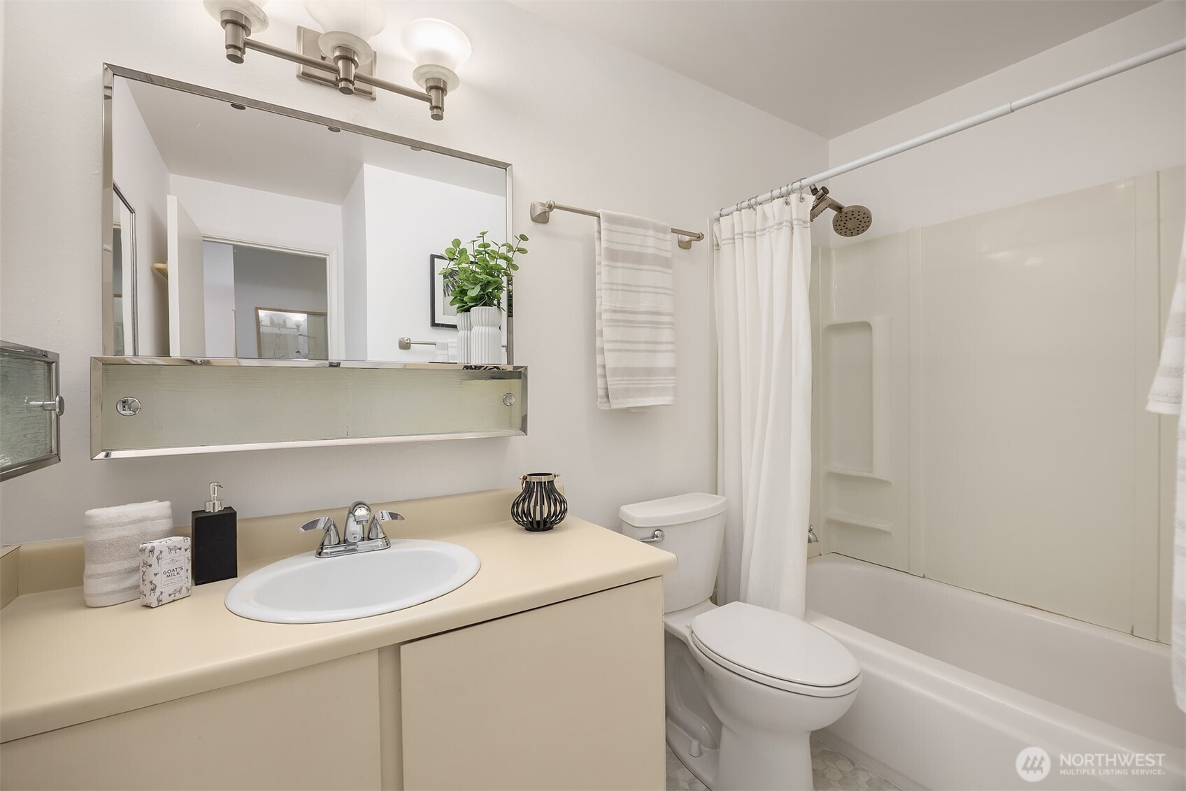 19428 Aurora Avenue N Unit: 427