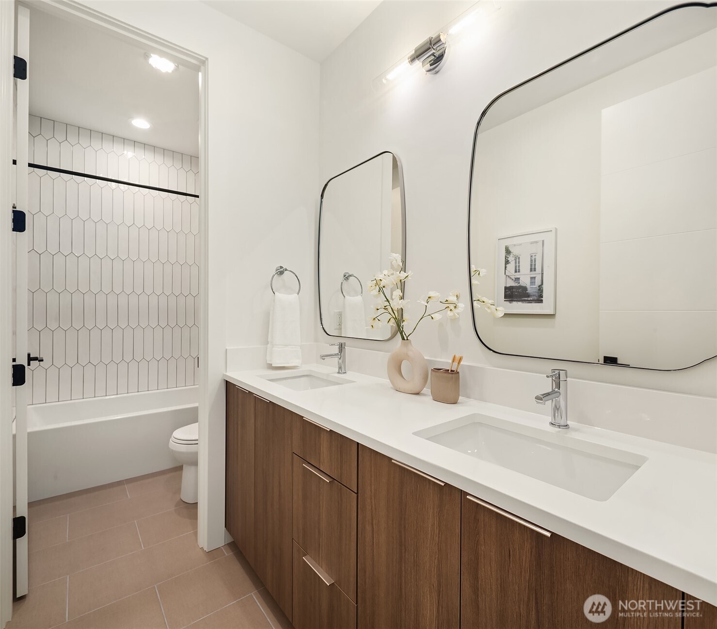 19902 Broadway Avenue