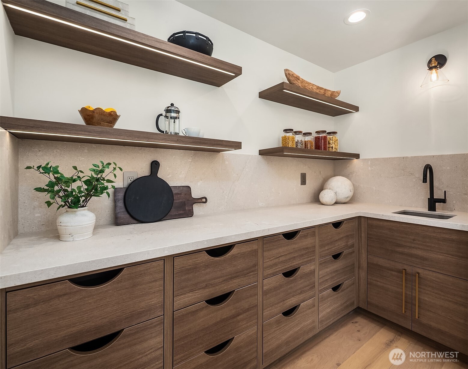 19902 Broadway Avenue