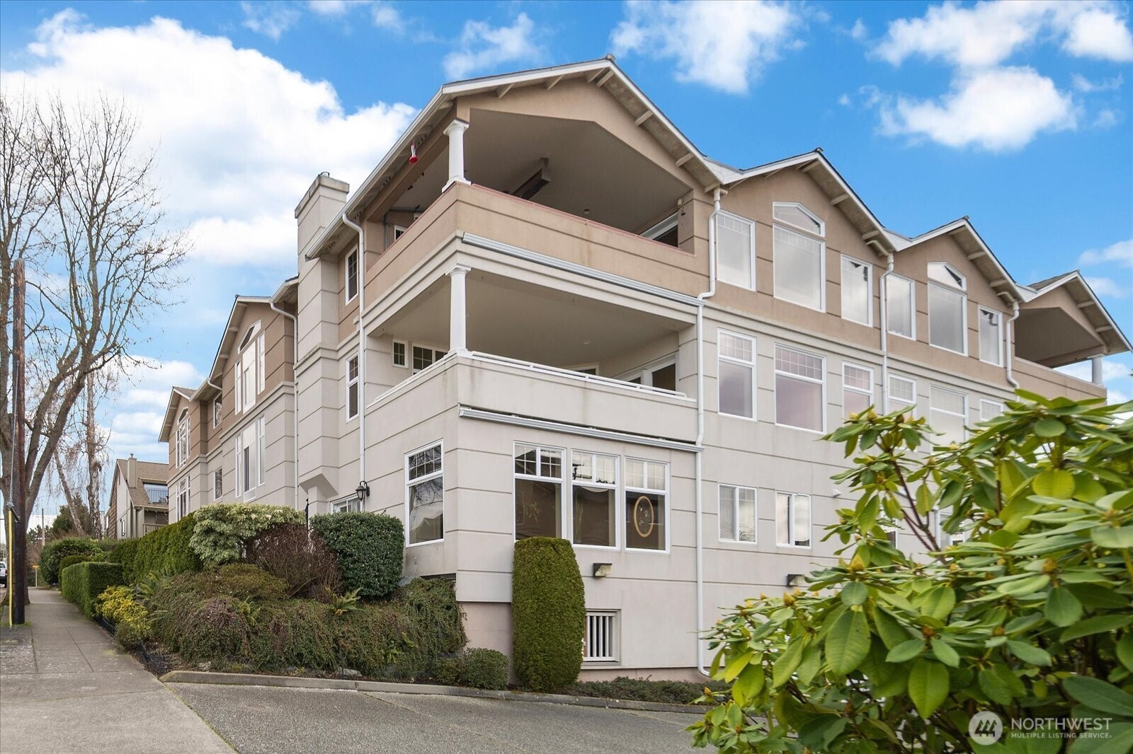 546 Walnut Street Unit: 201