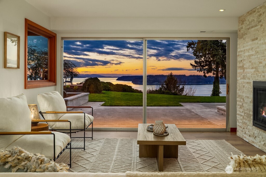 12524 Marine View Drive