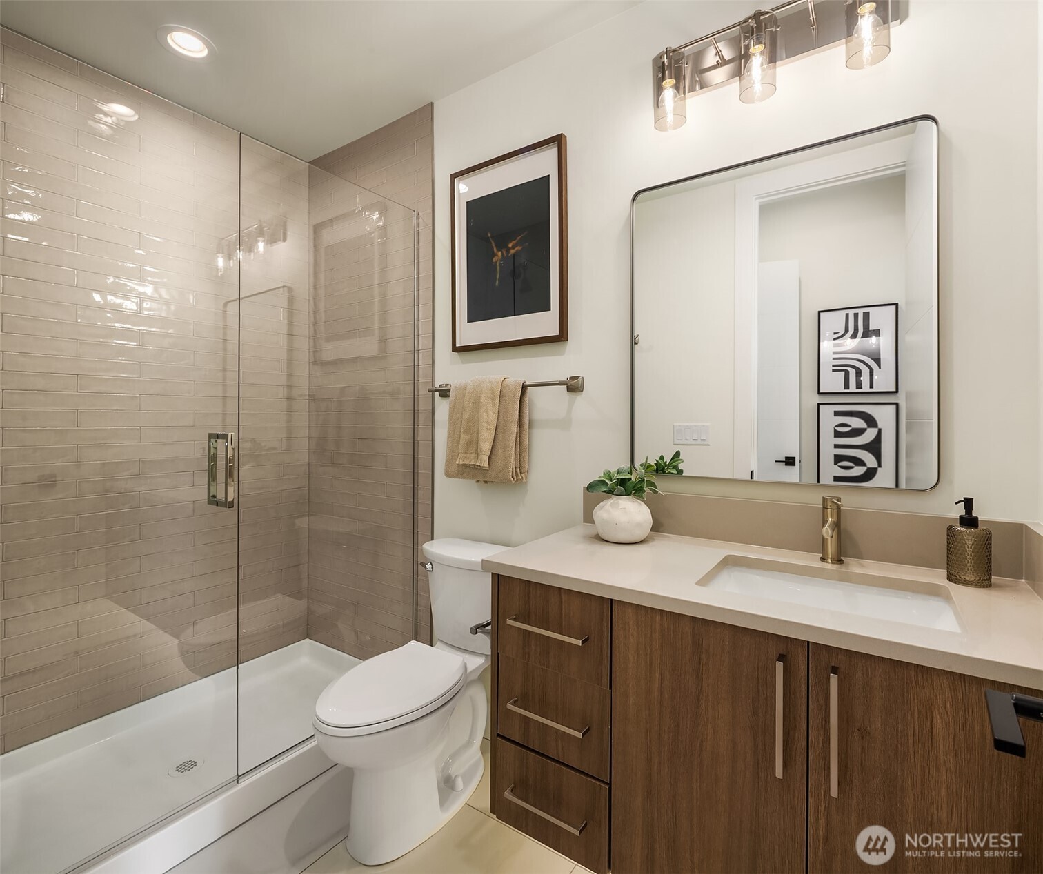 19902 Broadway Avenue