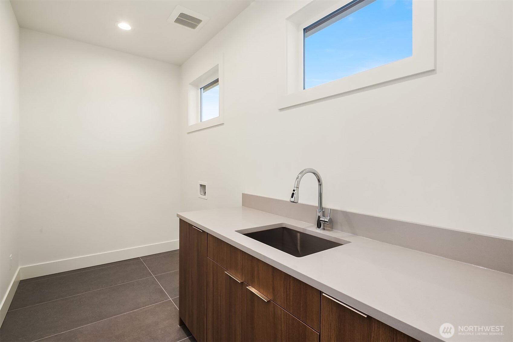 19902 Broadway Avenue