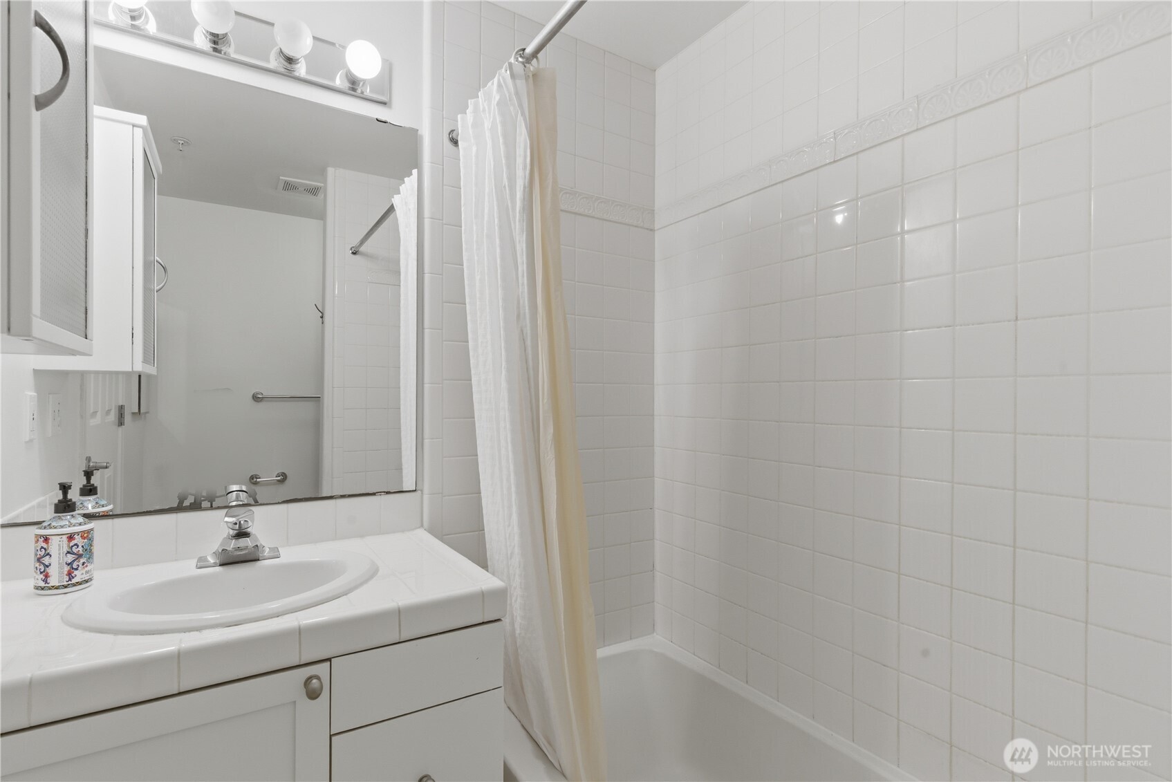 4722 12th Avenue NE Unit: 201