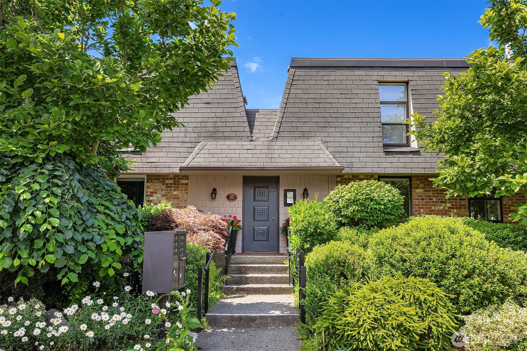 242 4th Avenue S Unit: 1