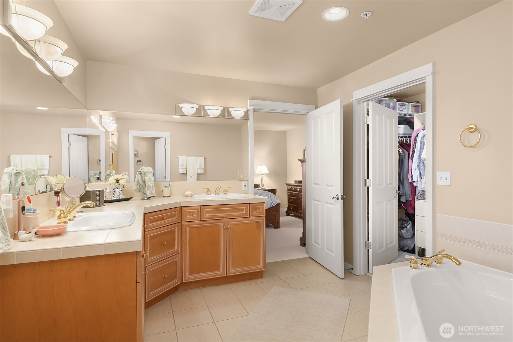 239 4th Avenue S Unit: 202