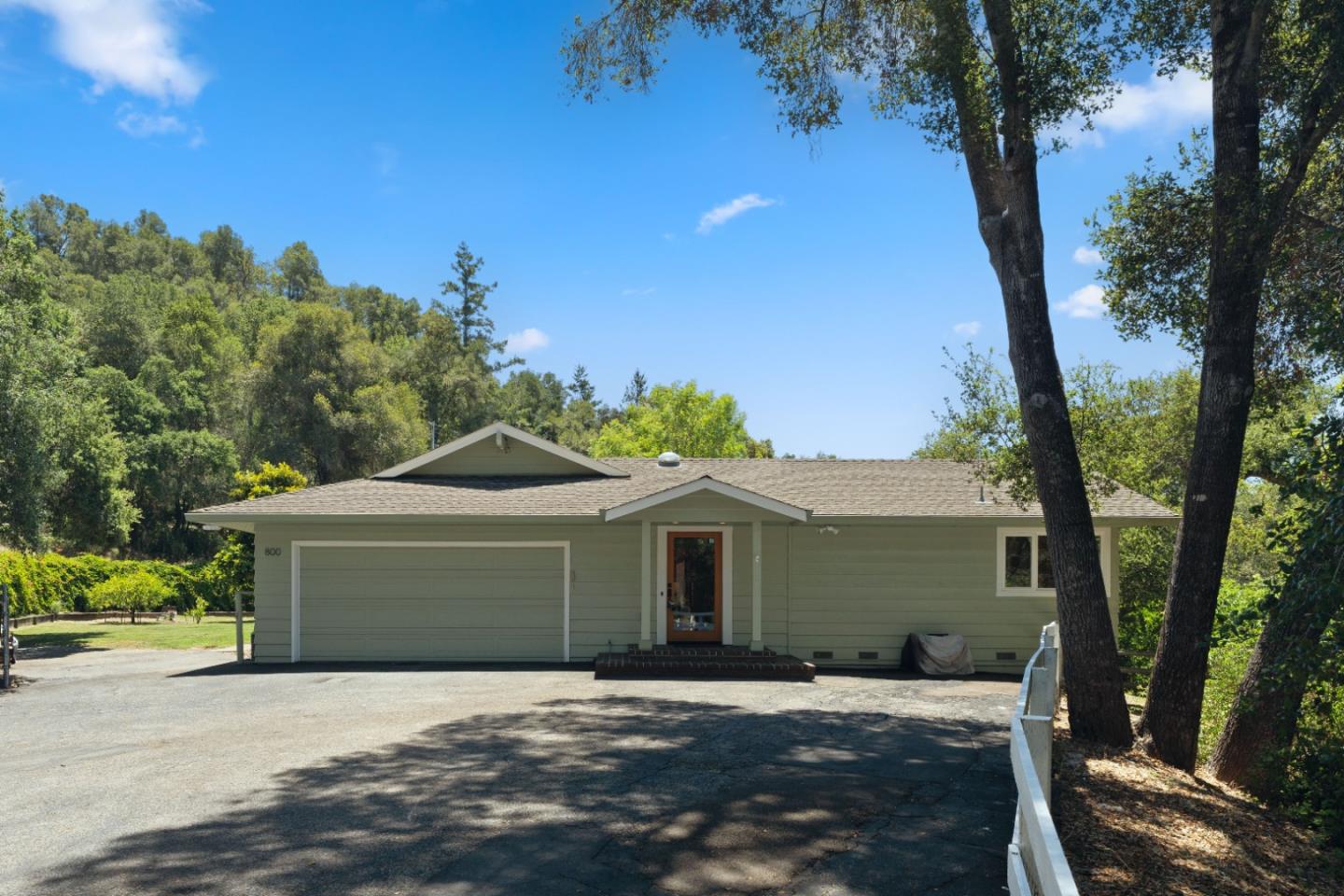 800 Sunset LN