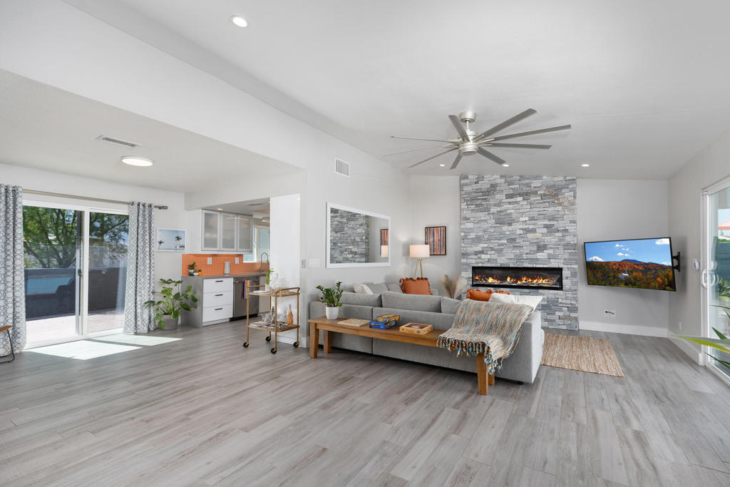 3365 E Avenida Fey Norte