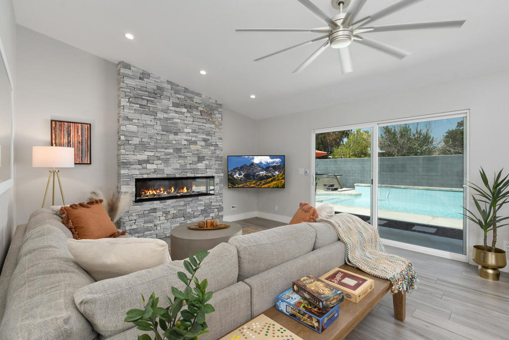 3365 E Avenida Fey Norte