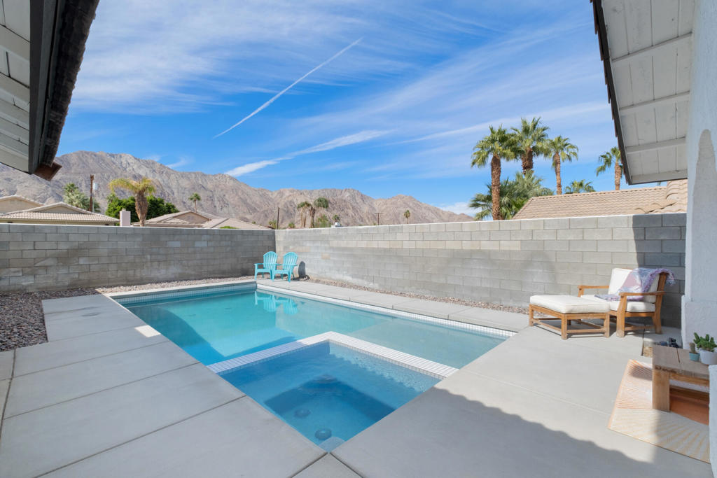 53560 Avenida Herrera