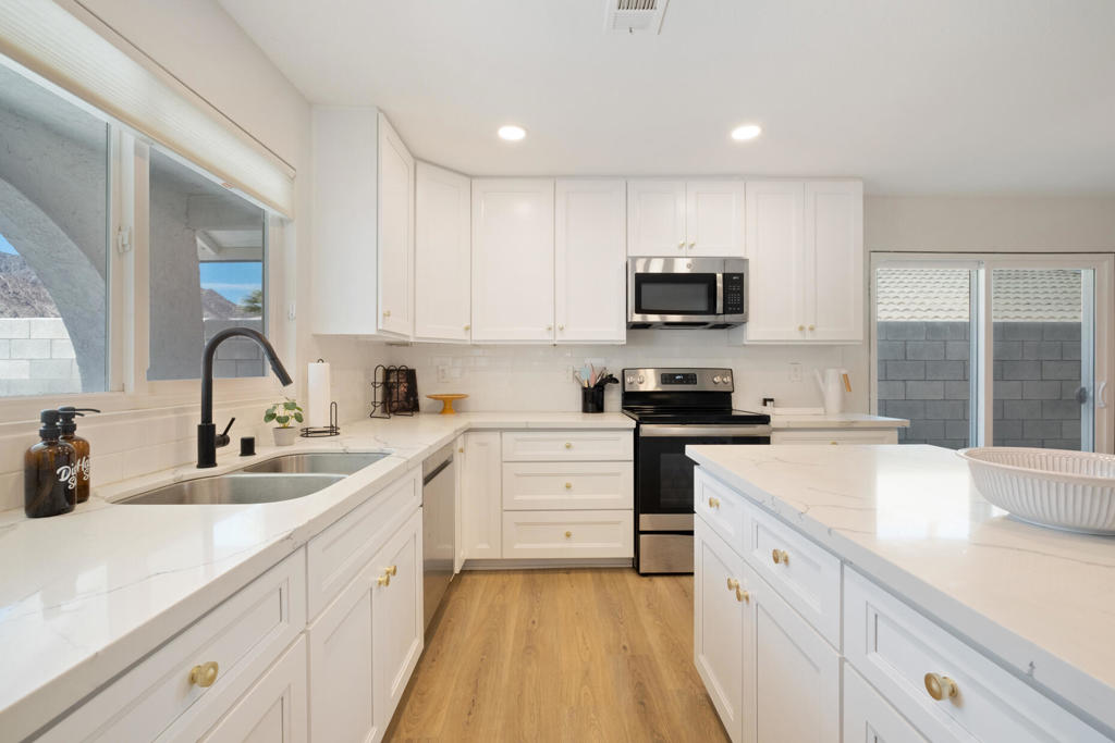 53560 Avenida Herrera